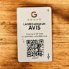 Carte NFC Avis Google posée sur table en bois