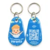 Badge NFC pour enfant bleu, recto illustré et verso avec QR Code vers les coordonnées des parents