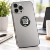 IZI TAG collé au dos d'un smartphone pour partager ses coordonnées en un geste