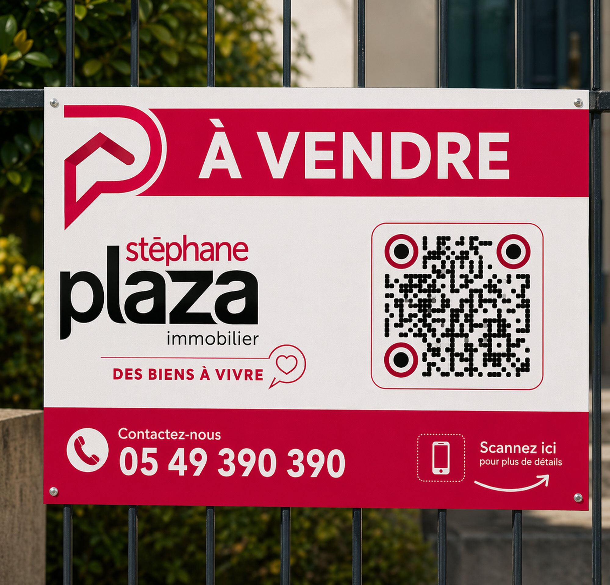 Panneau immobilier connecté « À vendre » avec QR code posé sur une grille