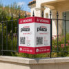 Panneau immobilier connecté avec QR code posé sur une grille de jardin