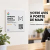 Plaque NFC Avis Google fixée près d'un comptoir, à portée de main des clients