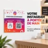 Plaque NFC Instagram fixée au mur d'un commerce, à hauteur des clients