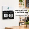 Plaque NFC TikTok fixée au mur d'un établissement, adhésif au dos