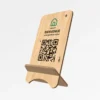 Chevalet bois NFC IZIGUEST — modèle standard — vue du support, QR Code transparent imprimé sur la face en bois.