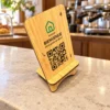 Chevalet bois NFC IZIGUEST — modèle standard — en situation, QR Code transparent imprimé sur la face en bois.