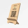 Chevalet bois NFC IZIGUEST — logo ou visuel fourni — vue du support, QR Code transparent imprimé sur la face en bois.